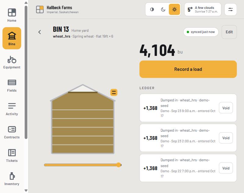 One bin: 4,104 bushels of spring wheat, the level drawn as a drag handle, and the ledger of loads beneath it.